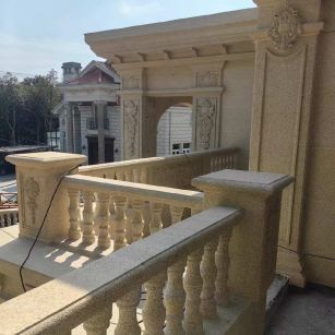 南充 黄金麻别墅外墙干挂雕花配合阳台栏杆花瓶柱