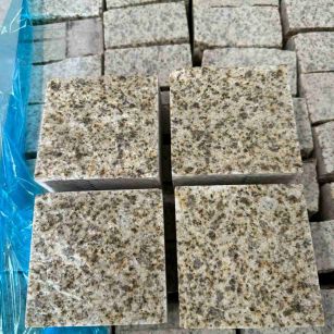 南充 黄金麻花岗岩自然面小方块，弹石，马蹄石等