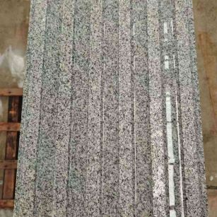 南充 芝麻白花岗岩荔枝面雕刻盲道，盲条