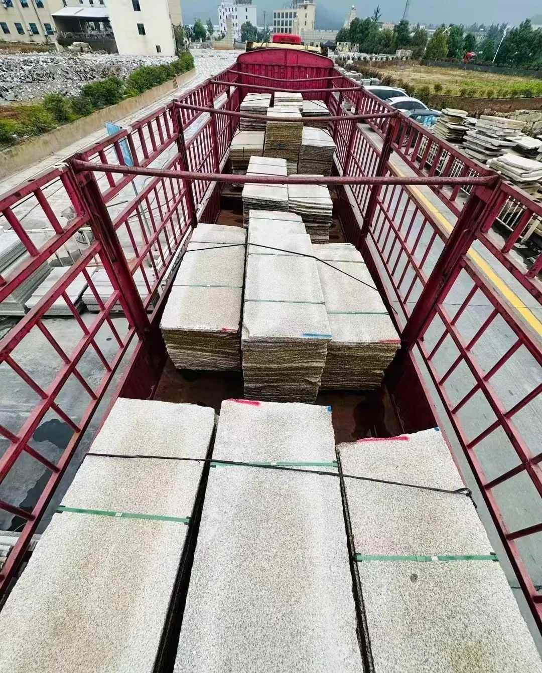 南充 黄金麻花岗岩荔枝面，光面毛板装车完成