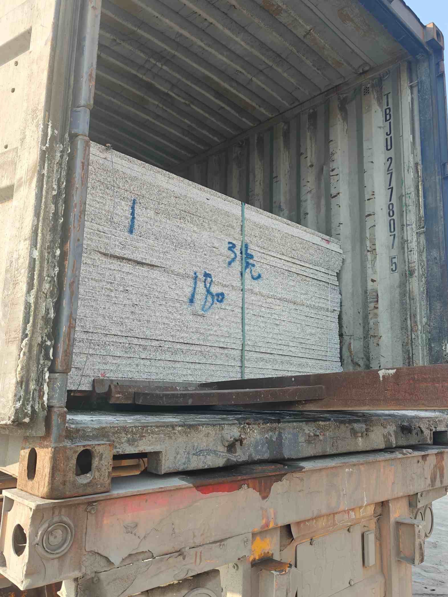 南充 芝麻白花岗岩石材3.0公分光面毛板装柜出货