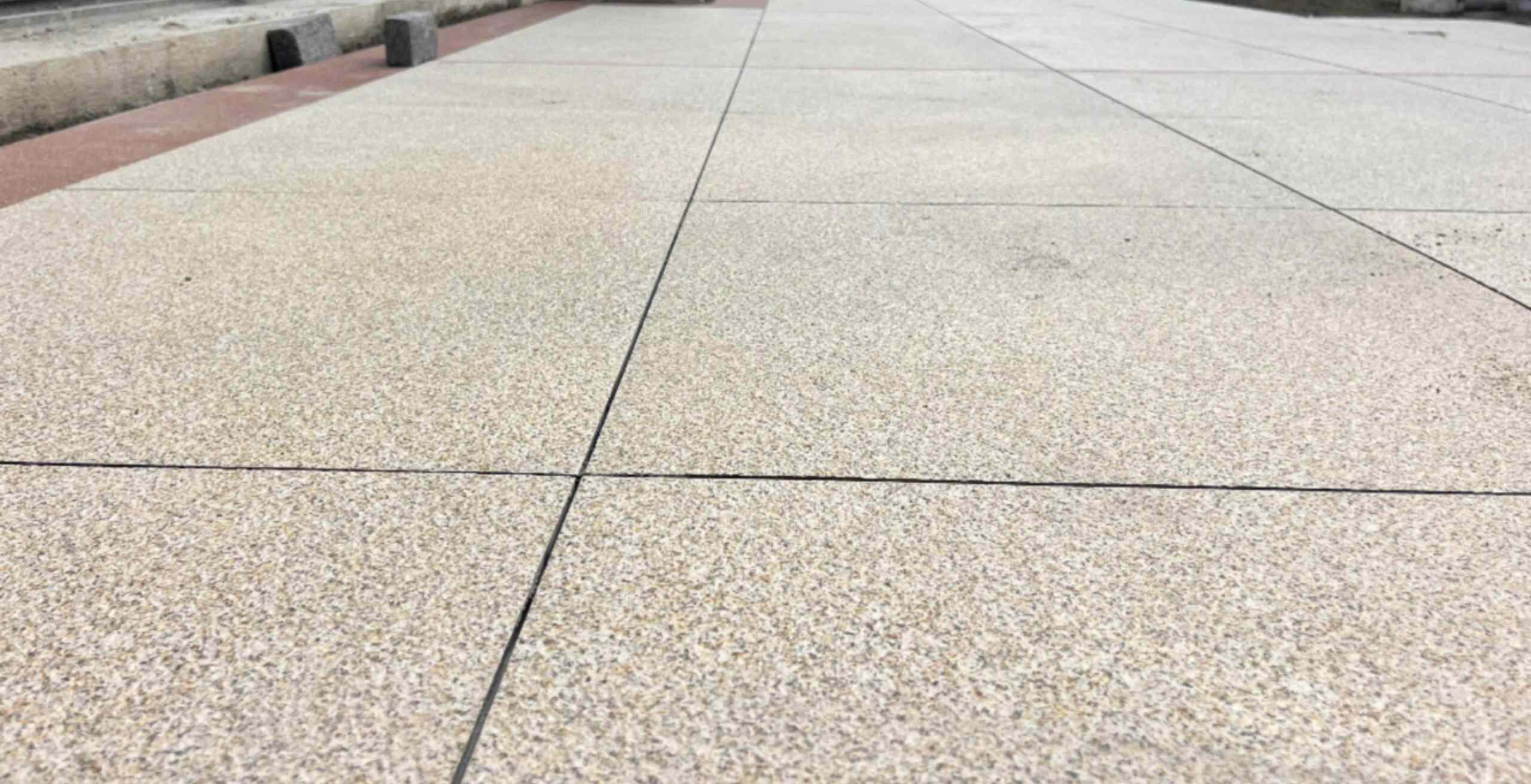 南充 黄金麻花岗岩石板材荔枝面地面铺装效果