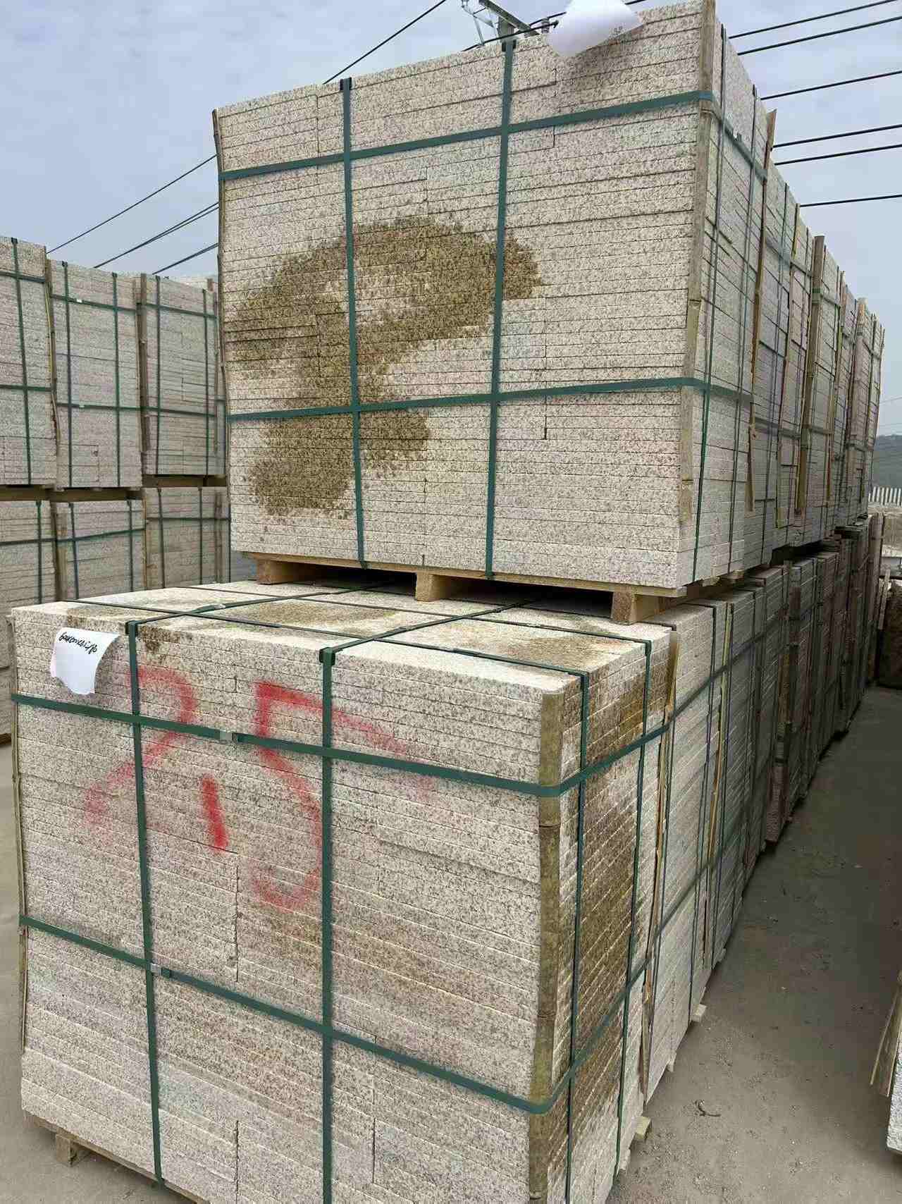 南充 黄金麻花岗岩石材荔枝面地铺石2.5*300*600