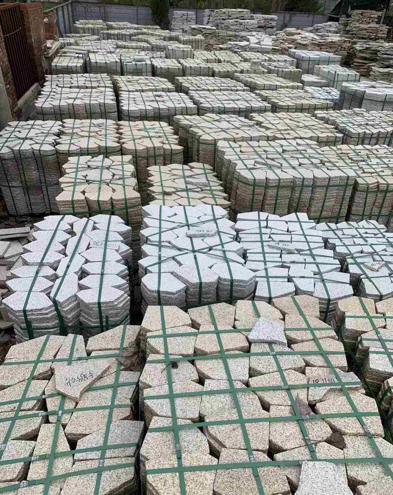 南充 黄金麻白麻花岗岩荔枝面地铺石(冰裂纹)