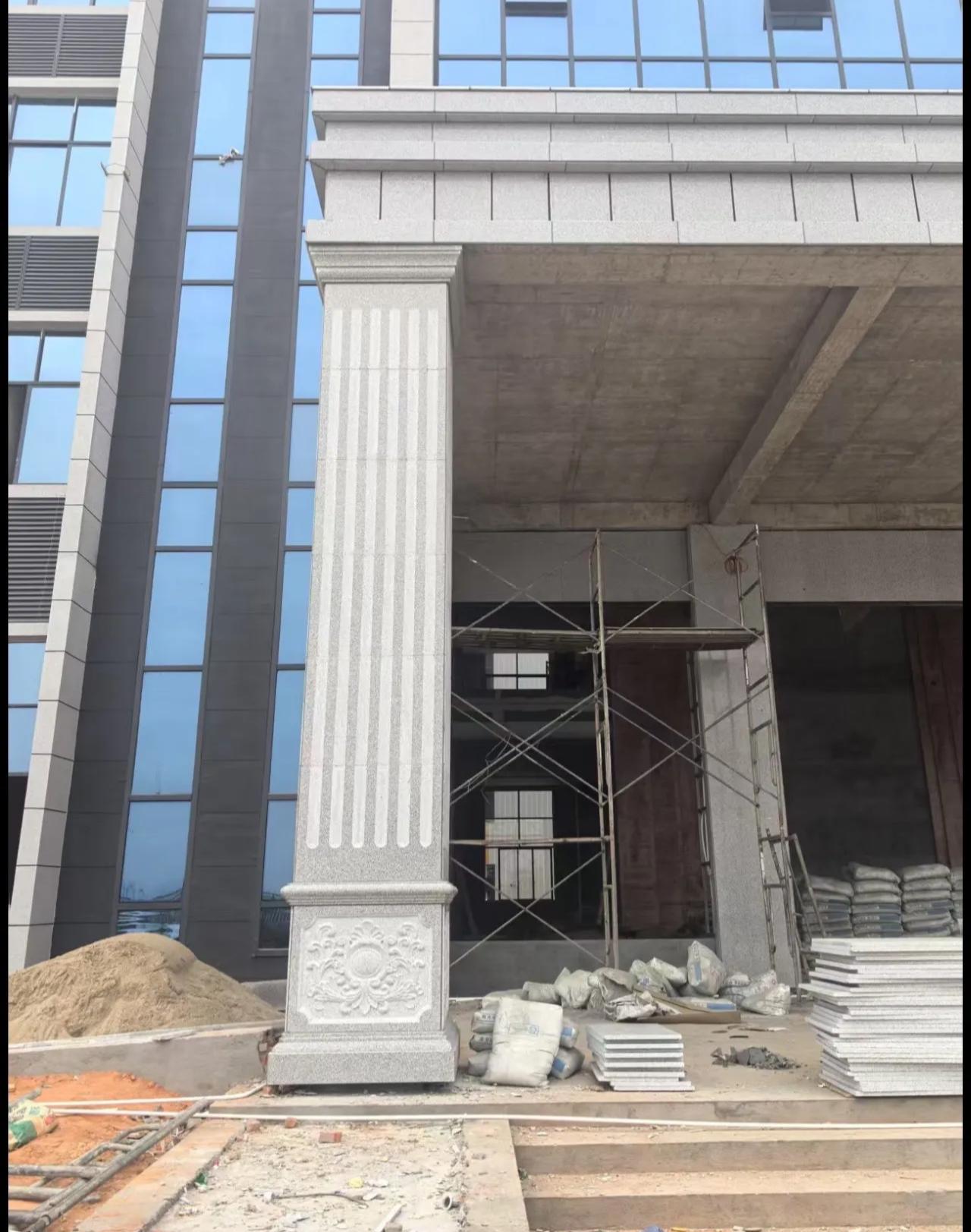 南充 芝麻白光面花岗岩门楼大柱（罗马柱）配雕花底座