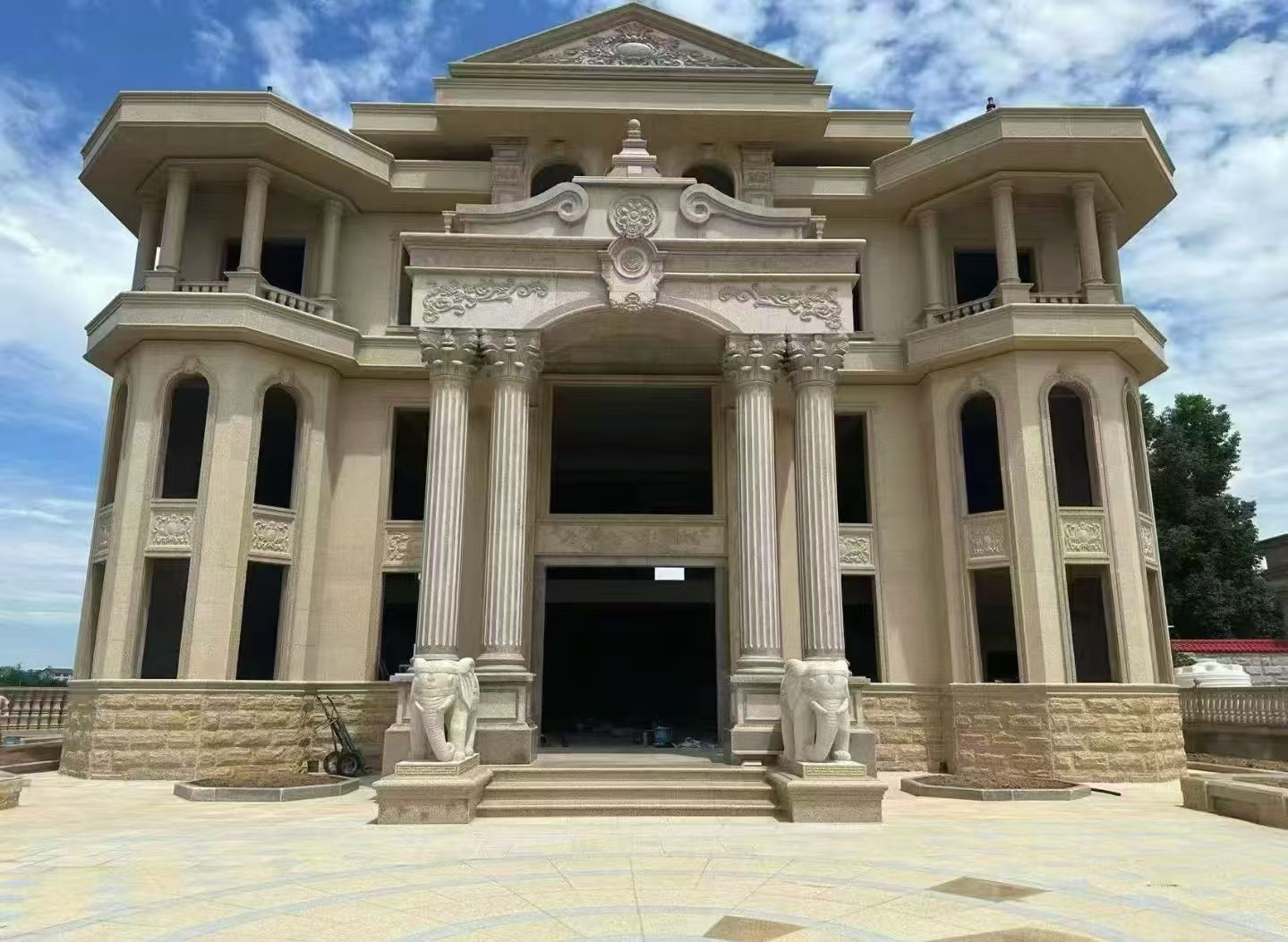 南充 黄金麻别墅外墙干挂，大柱，大象，蘑菇石，雕花板