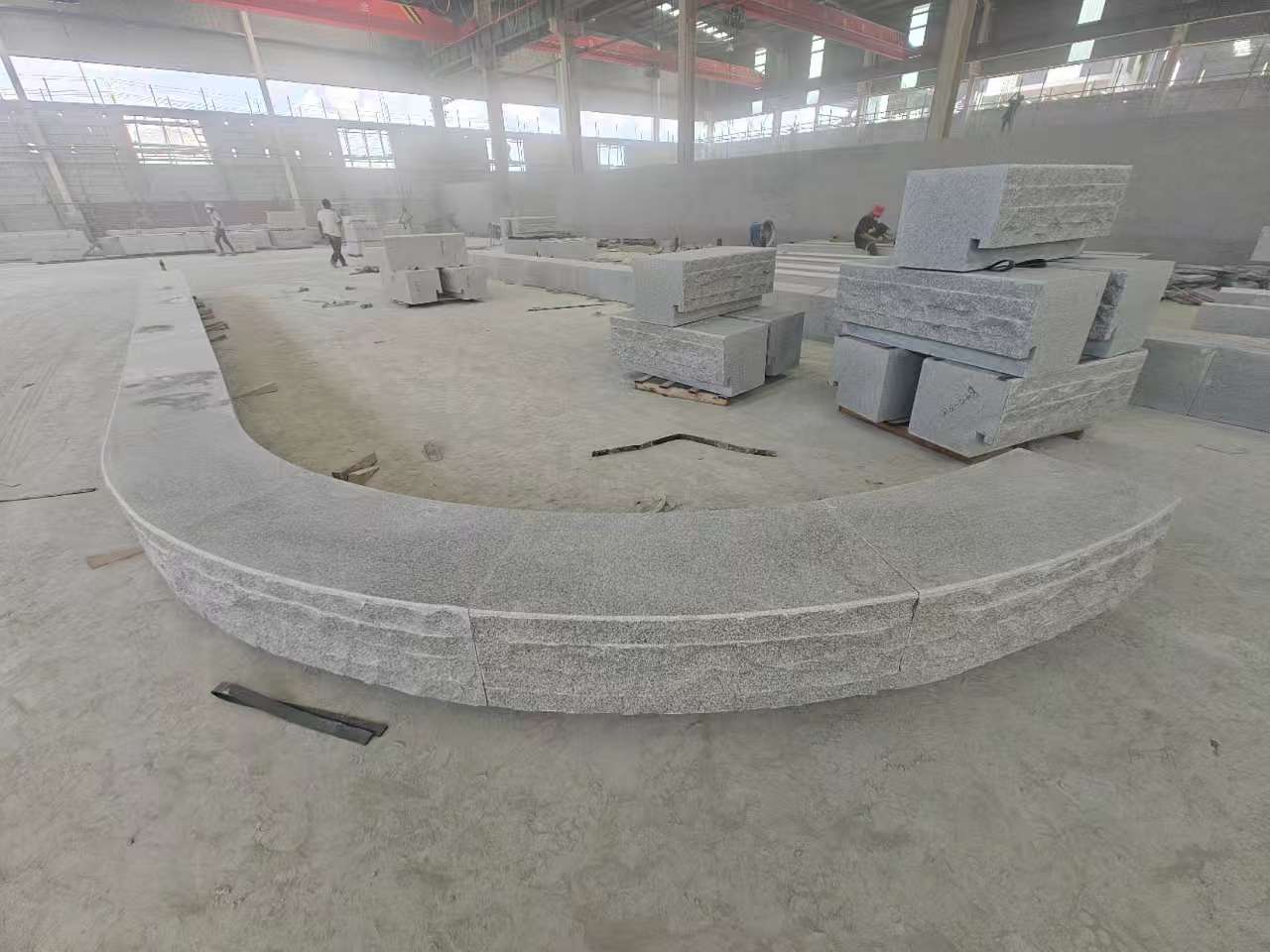 南充 芝麻白异形坐凳，自然面光面弧形加工