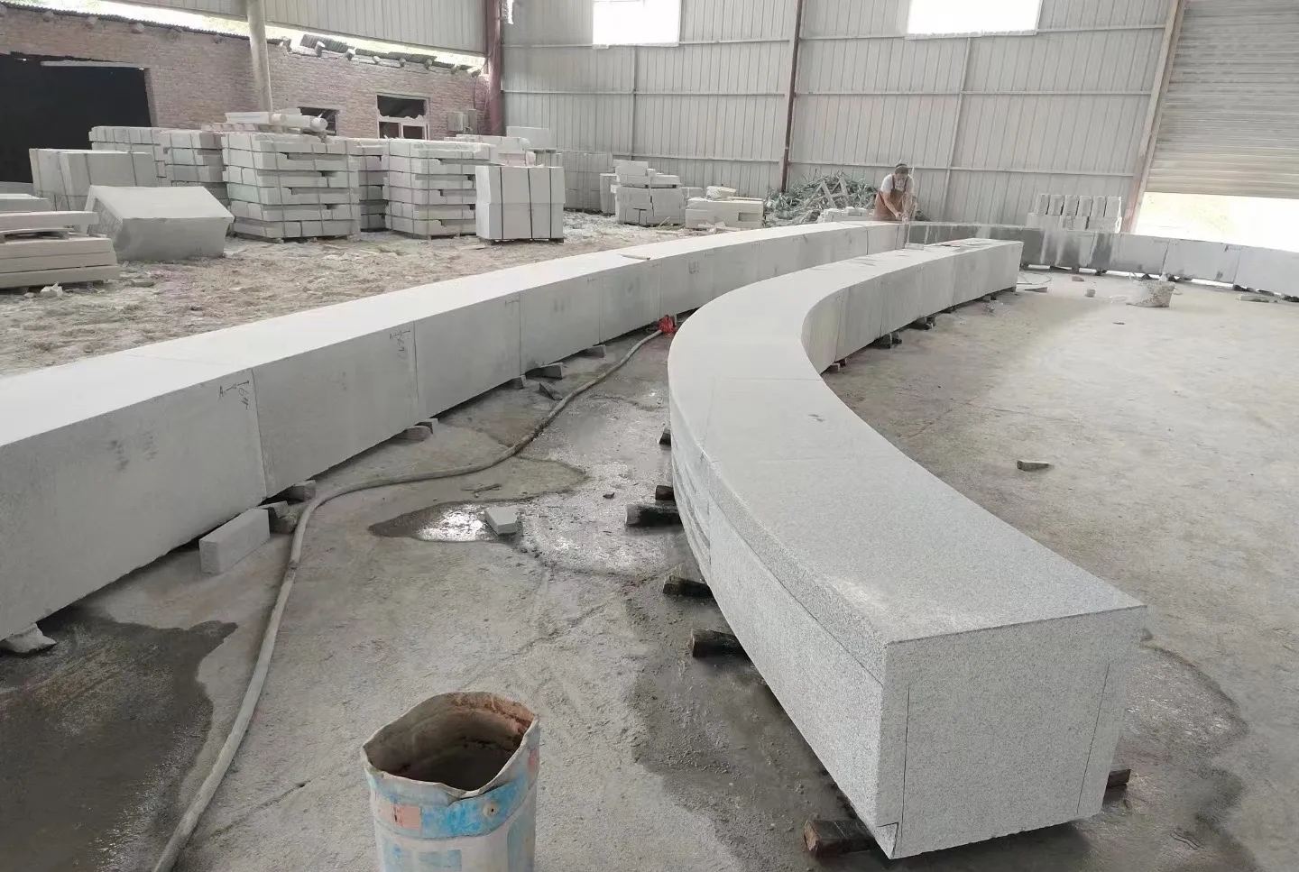 南充芝麻白花岗岩石板材 园林光面弧形坐凳