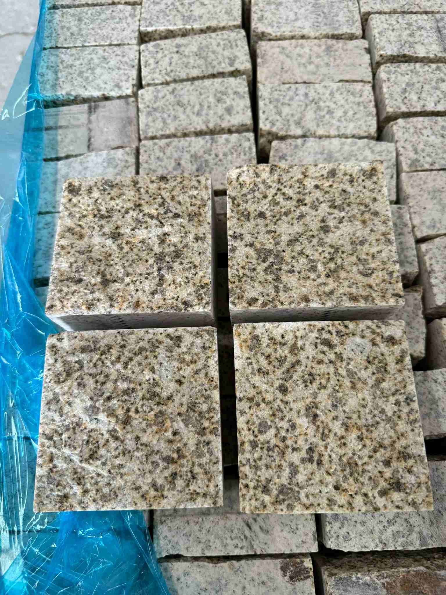 南充 黄金麻花岗岩自然面小方块，弹石，马蹄石等