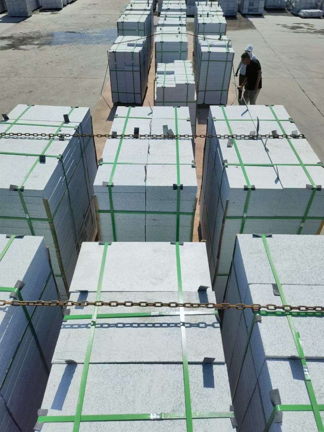 南充 芝麻白花岗岩5公分地铺石 花岗岩厂家工厂装车日常