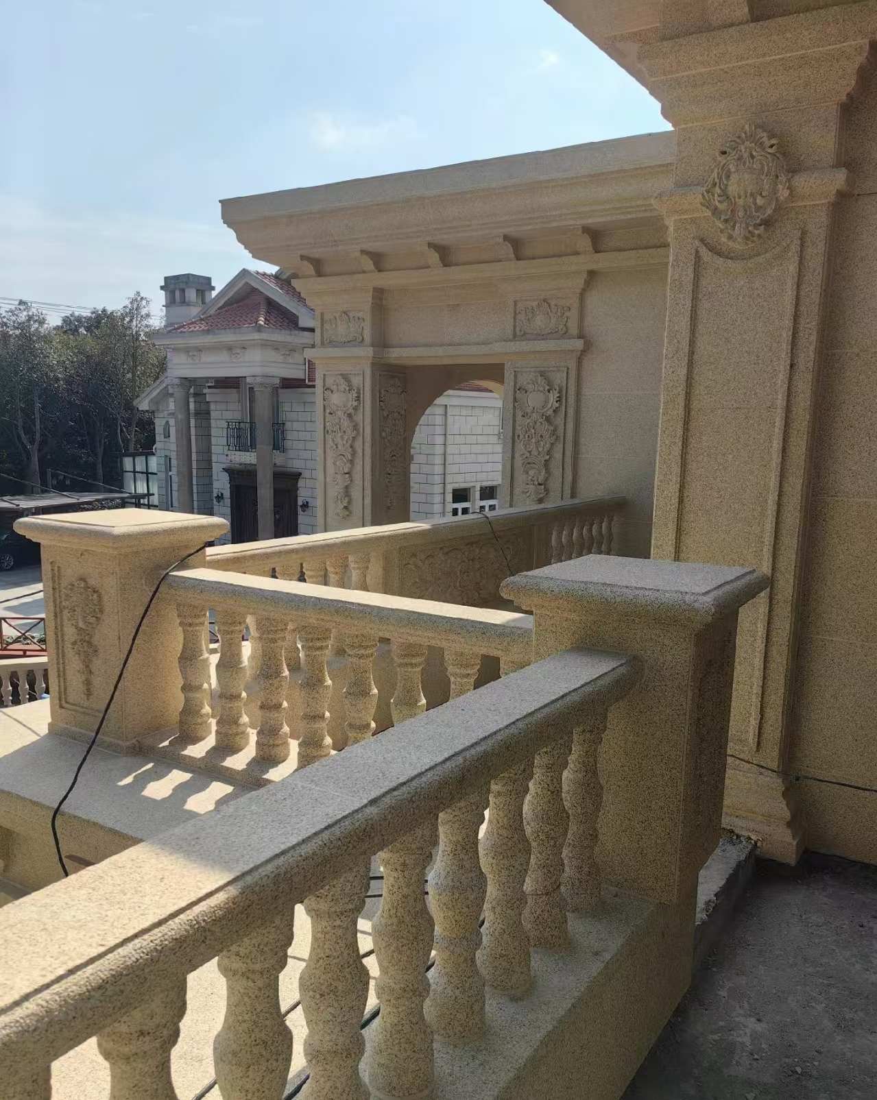 南充 黄金麻别墅外墙干挂雕花配合阳台栏杆花瓶柱