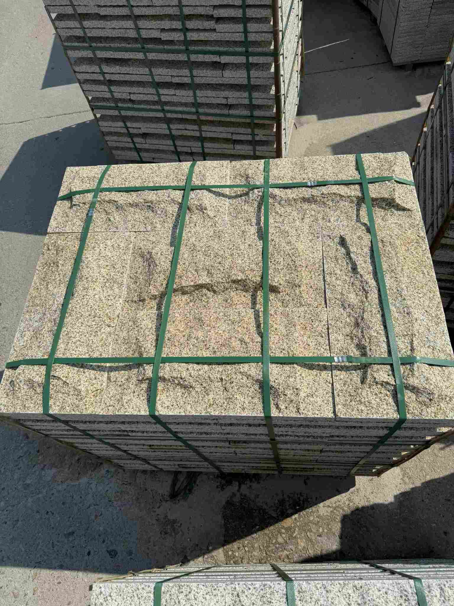 南充 黄金麻花岗岩石材自然面蘑菇石成品