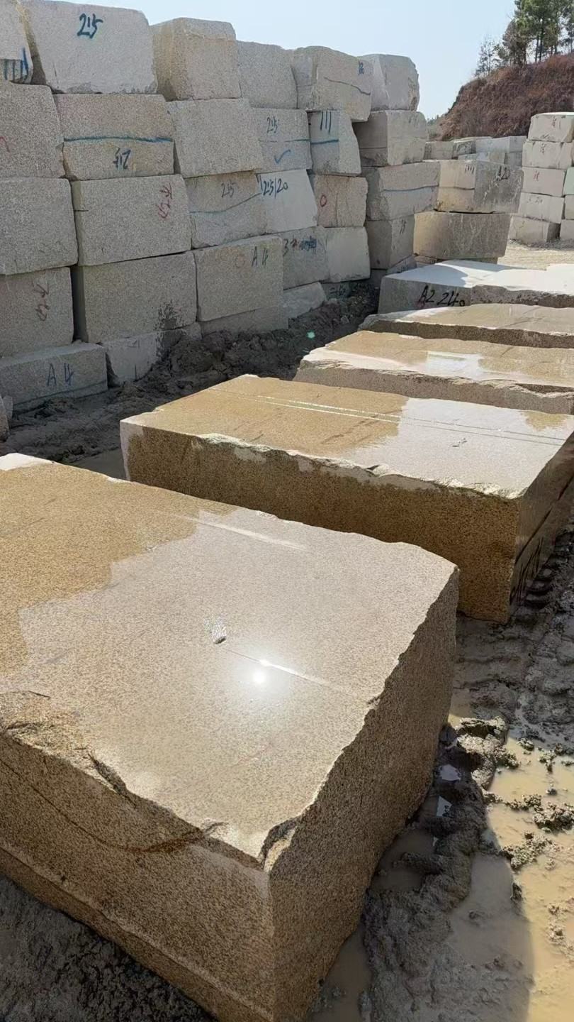 南充 黄金麻方料堆场洗料分选中，原材料充足