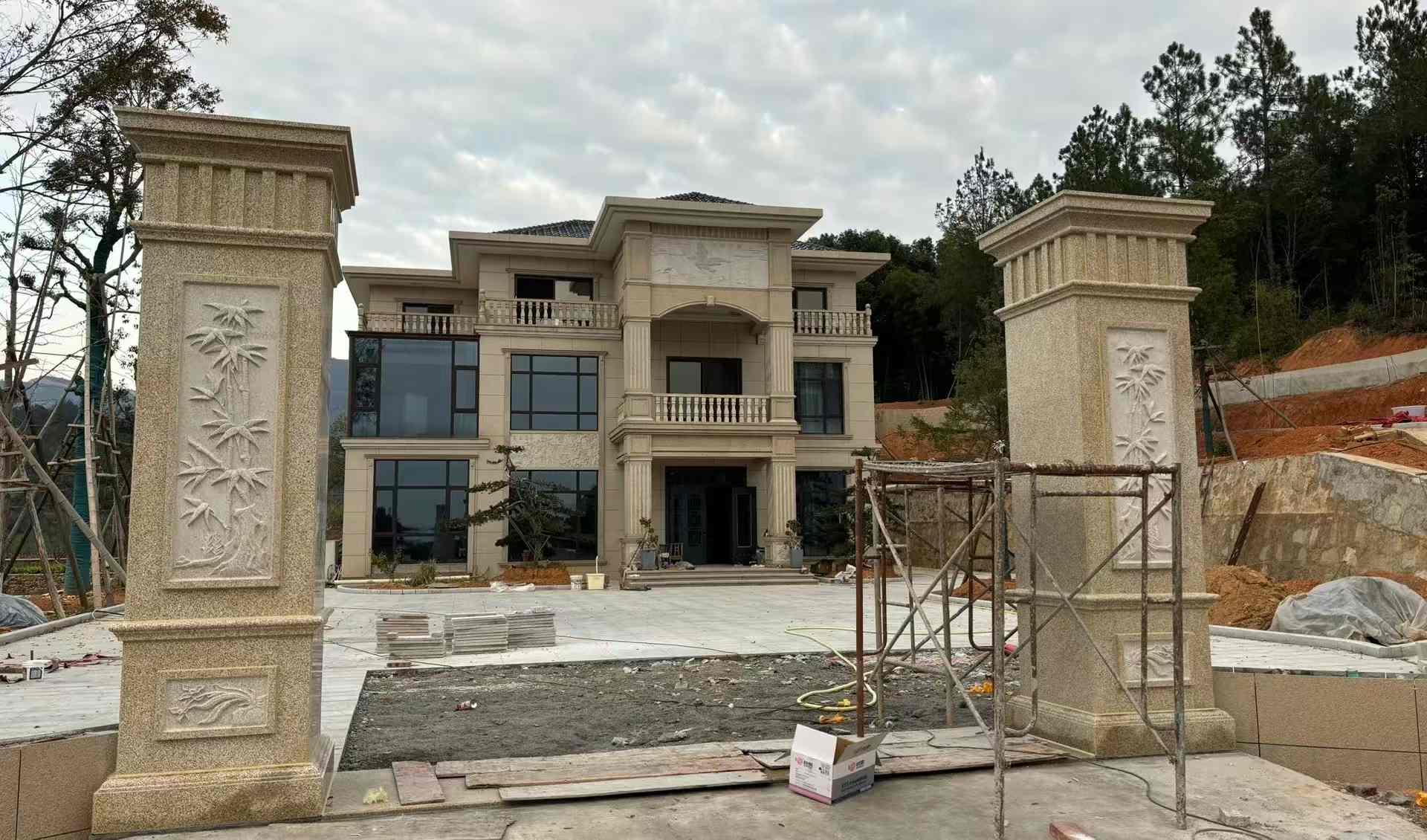 南充 黄金麻花岗岩别墅雕花外墙干挂配上门口雕花罗马柱