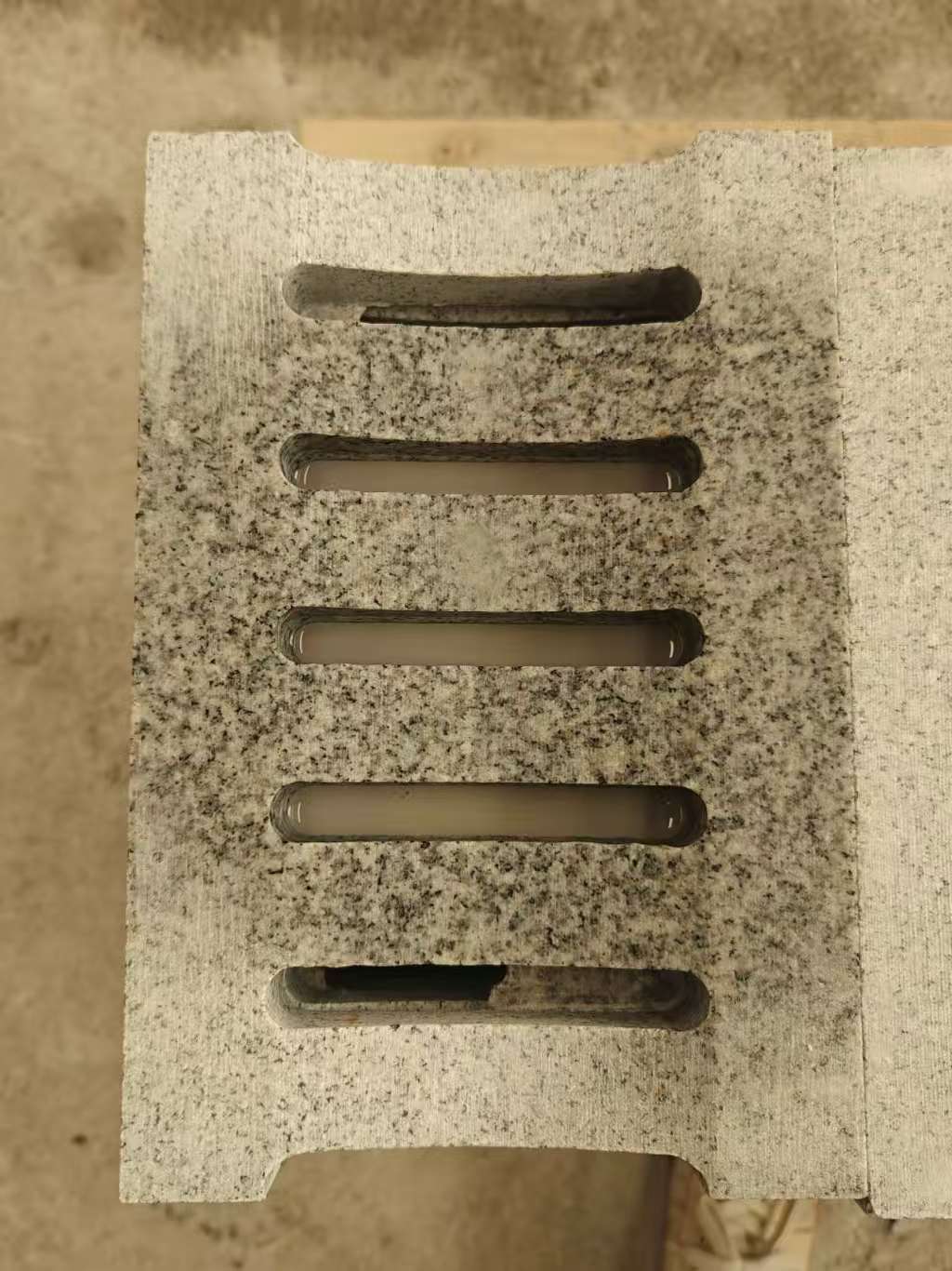 南充 芝麻白拉丝面花岗岩U型开槽排水槽